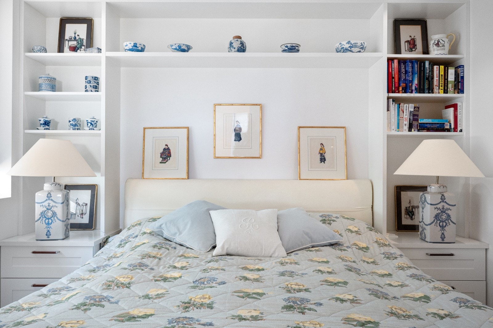 Master bedroom med lekre, plassbygde hyller Galleribilde