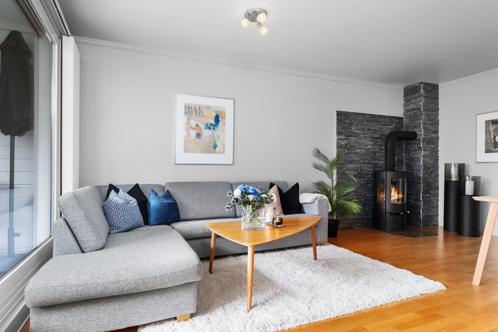 Innvendig får dere en romslig stue med gode kvaliteter som blant annet store vindusflater og vedovn for behagelig oppvarming på vinterstid. Galleribilde