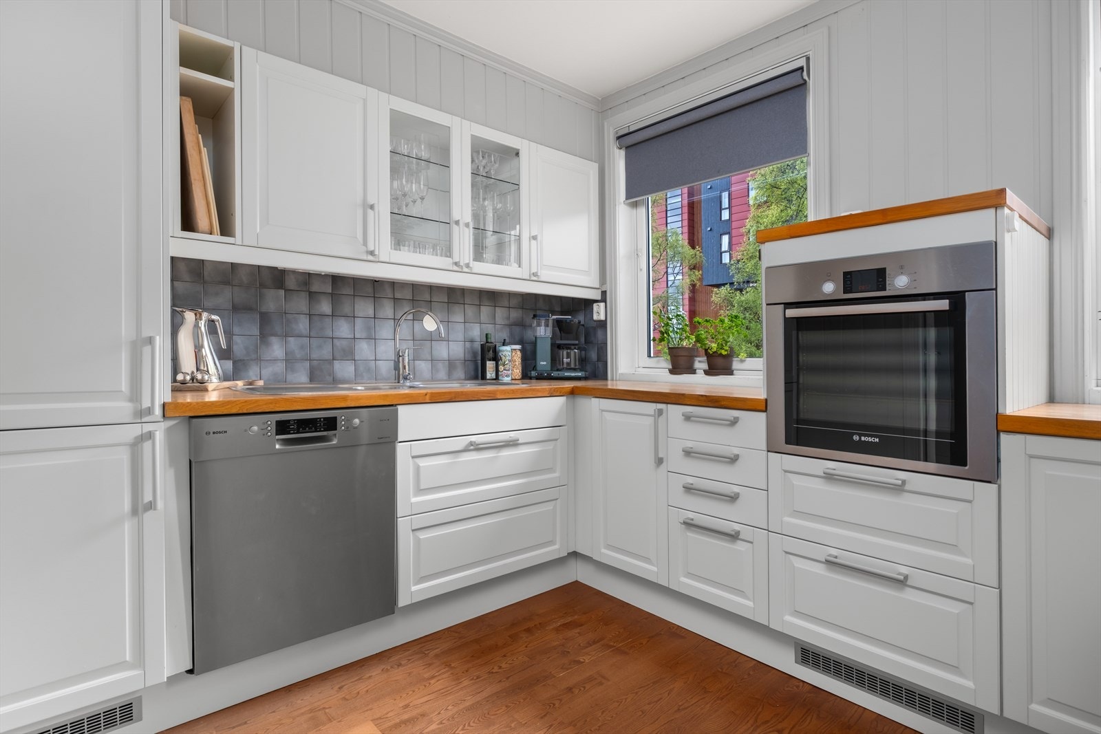 Her får du integrerte hvitevarer som blant annet kjøl- og fryseskap, oppvaskmaskin, stekeovn og platetopp. Galleribilde