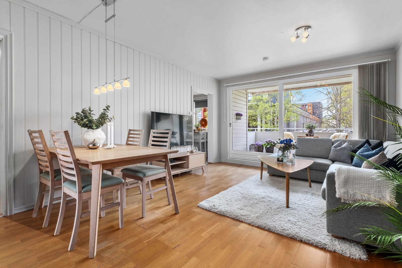 Stuen er på 20,8 m² og gir god plass til både spise- og sittegruppe. Galleribilde