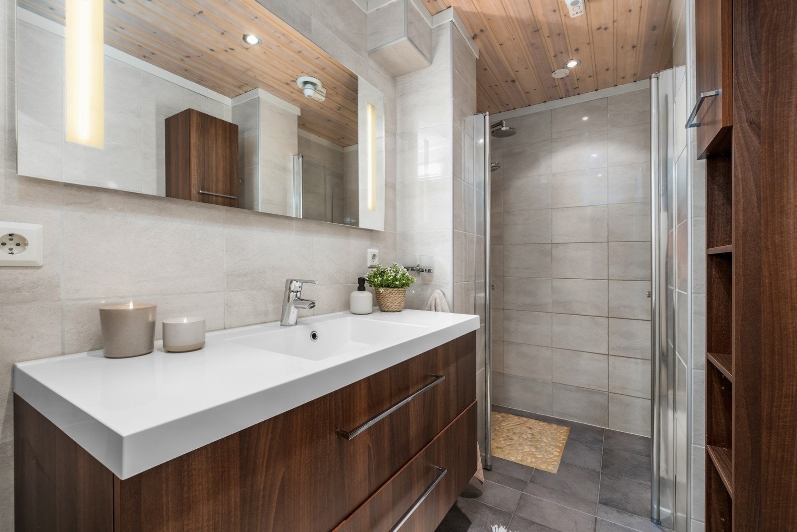 Delikat og flislagt bad med flott baderomsinnredning, egen dusjsone og varme i gulv. Galleribilde