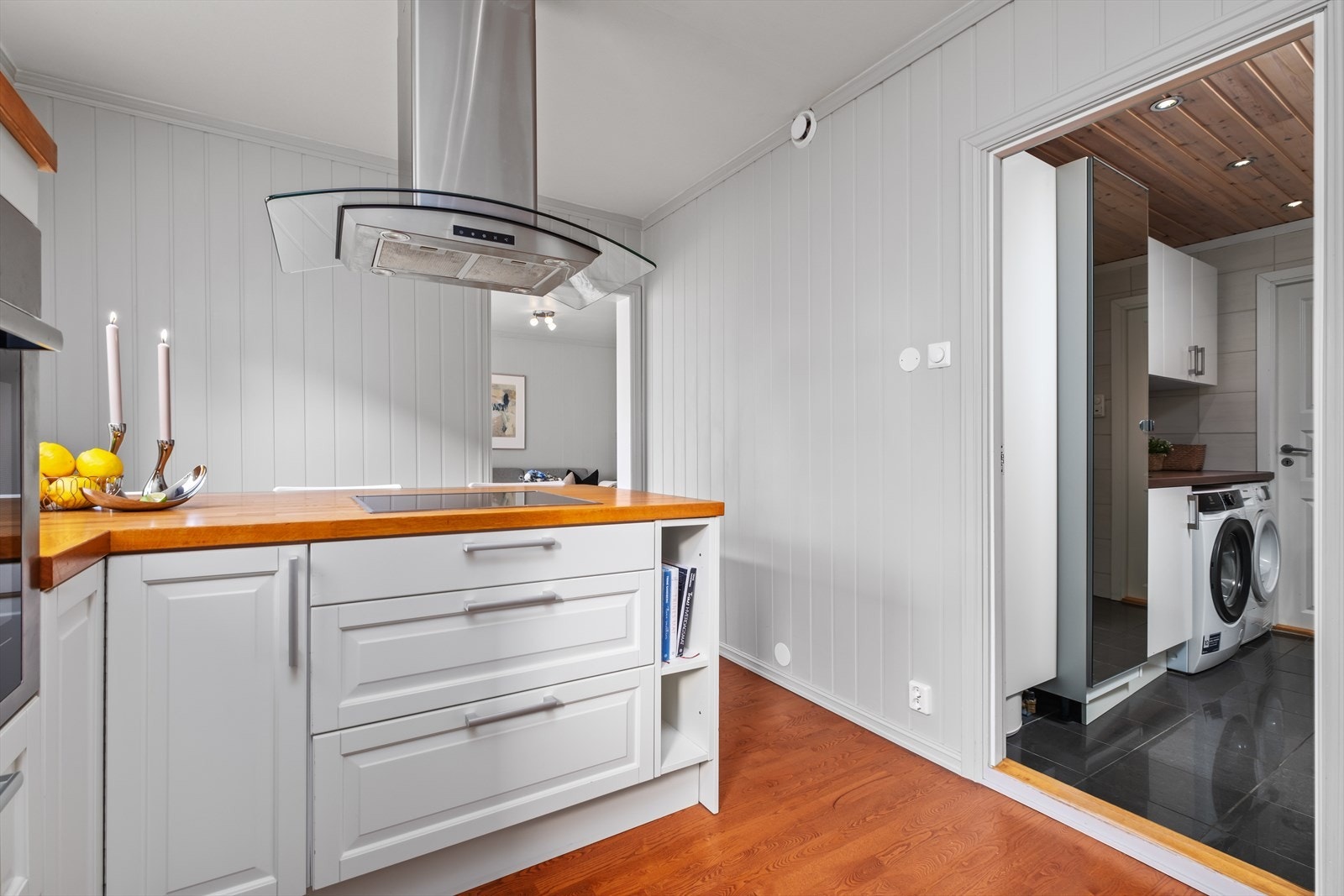 Fra kjøkkenet har du adkomst til vaskerommet. Galleribilde