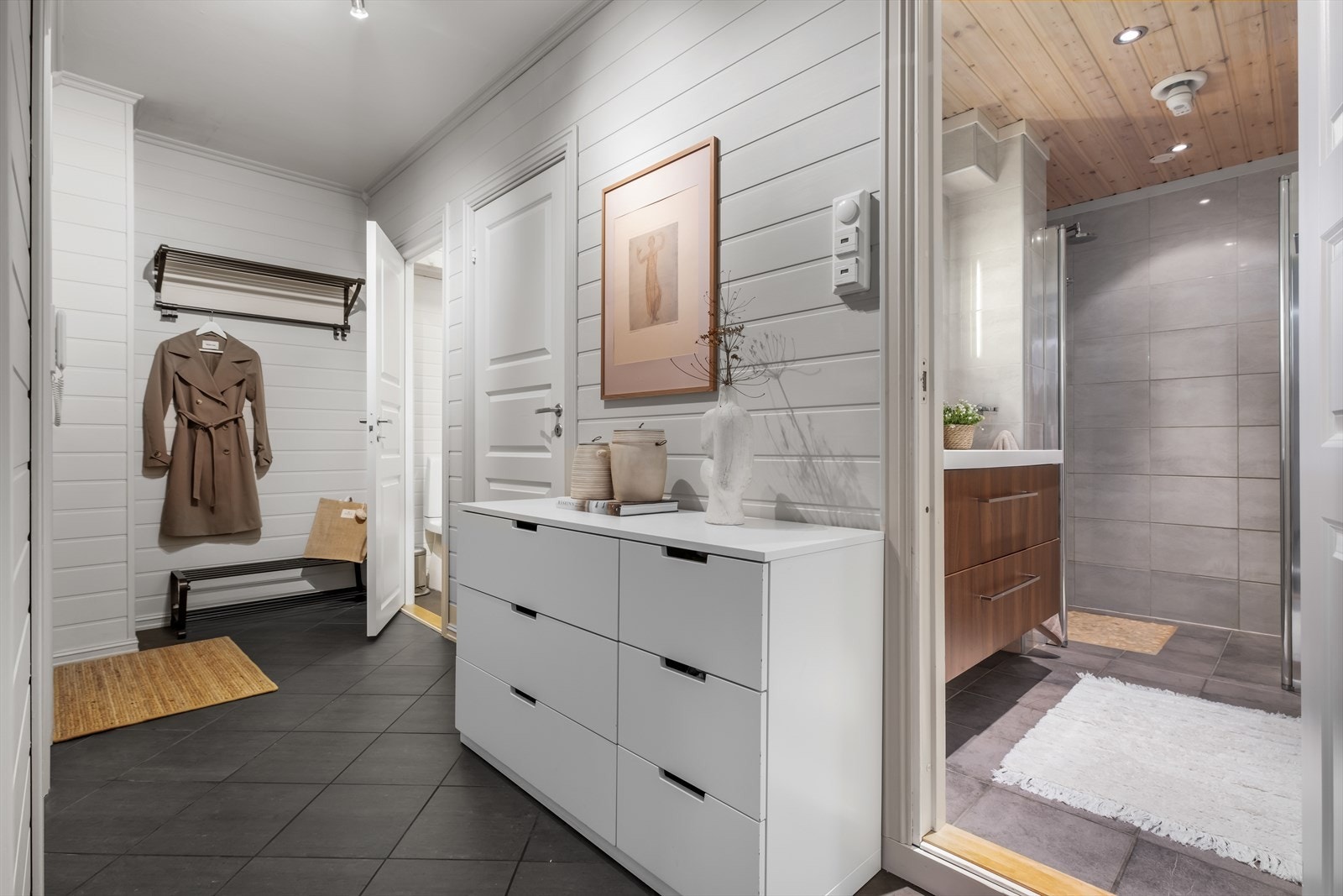 Entréen byr på god plass til oppbevaring av sko- og yttertøy. Galleribilde