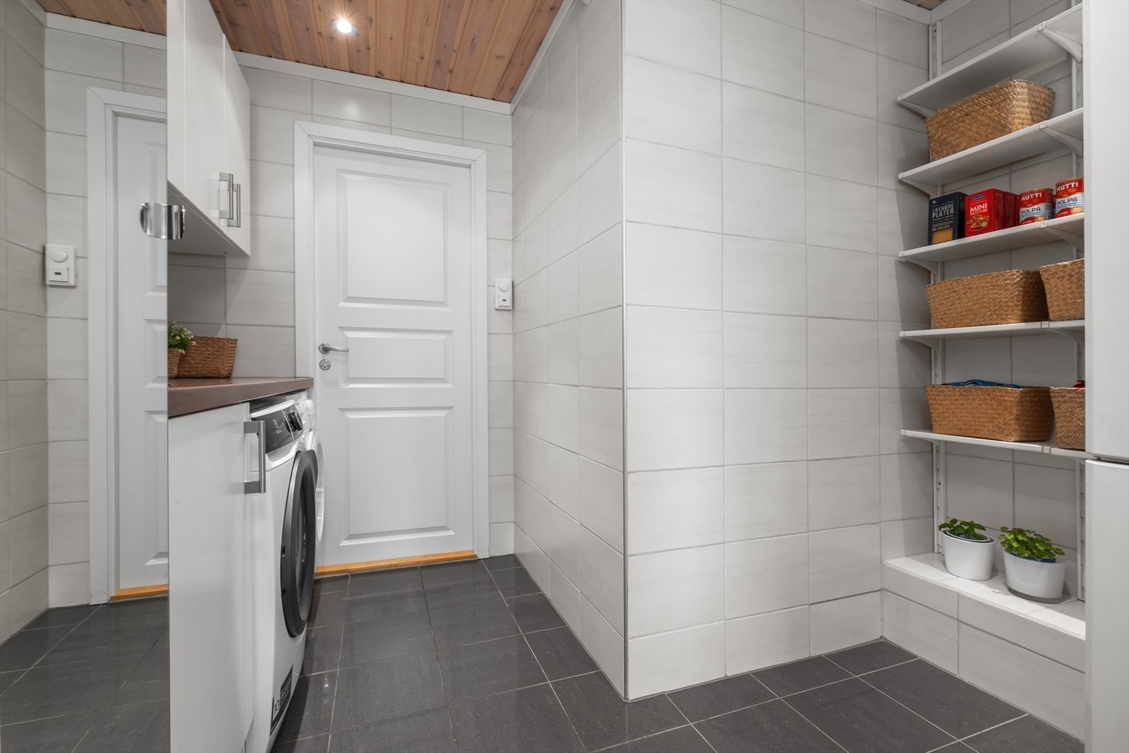 Dagens eier har brukt deler av vaskerommet for oppbevaring av kjøkkenutstyr og matvarer. Galleribilde