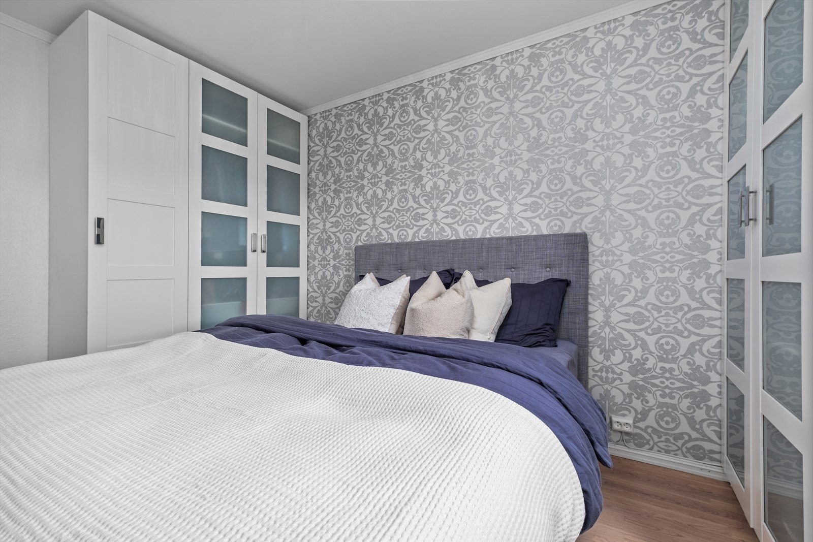 Hovedsoverommet er på 11,1 m² med god plass til dobbeltseng og garderobeskap. Galleribilde