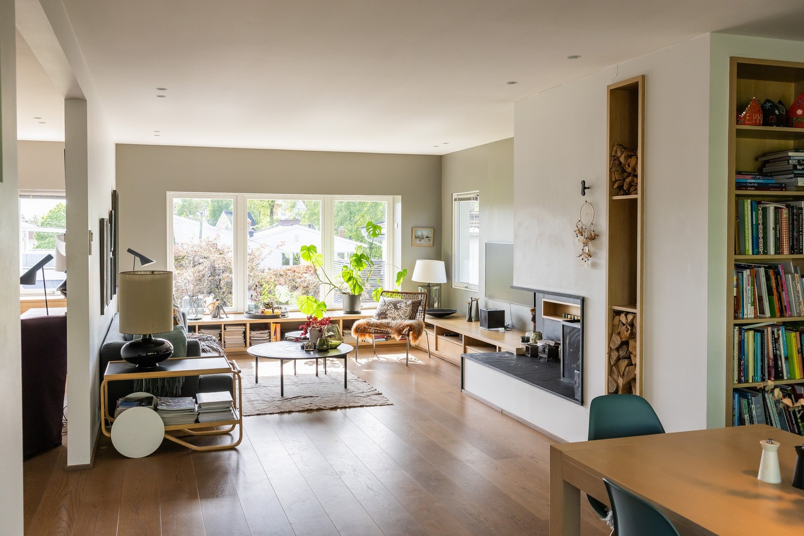 Romslig og åpen stue/kjøkkenløsning med god plass til spisestue og sofagruppe. Galleribilde