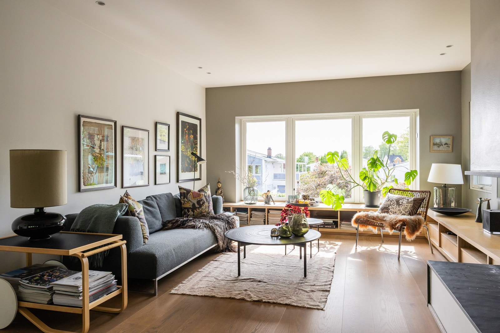 Lys stue med store vinduer. Galleribilde