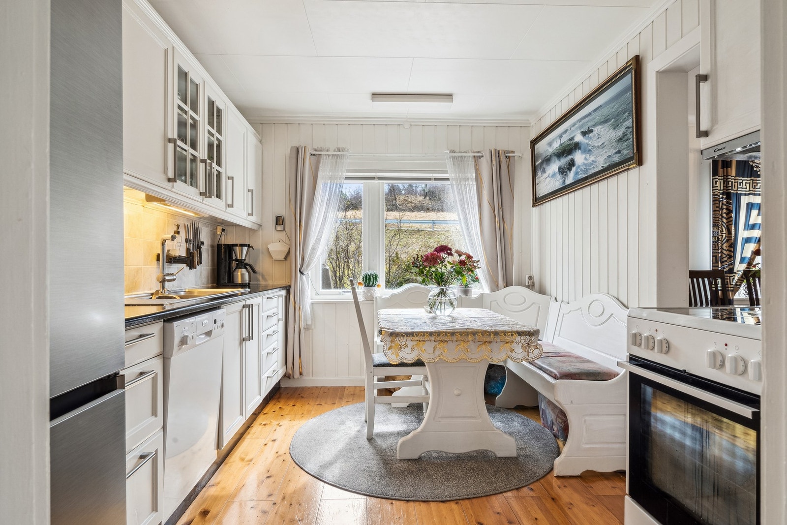 Separat og lyst kjøkken, med plass for frokostgruppe. Galleribilde