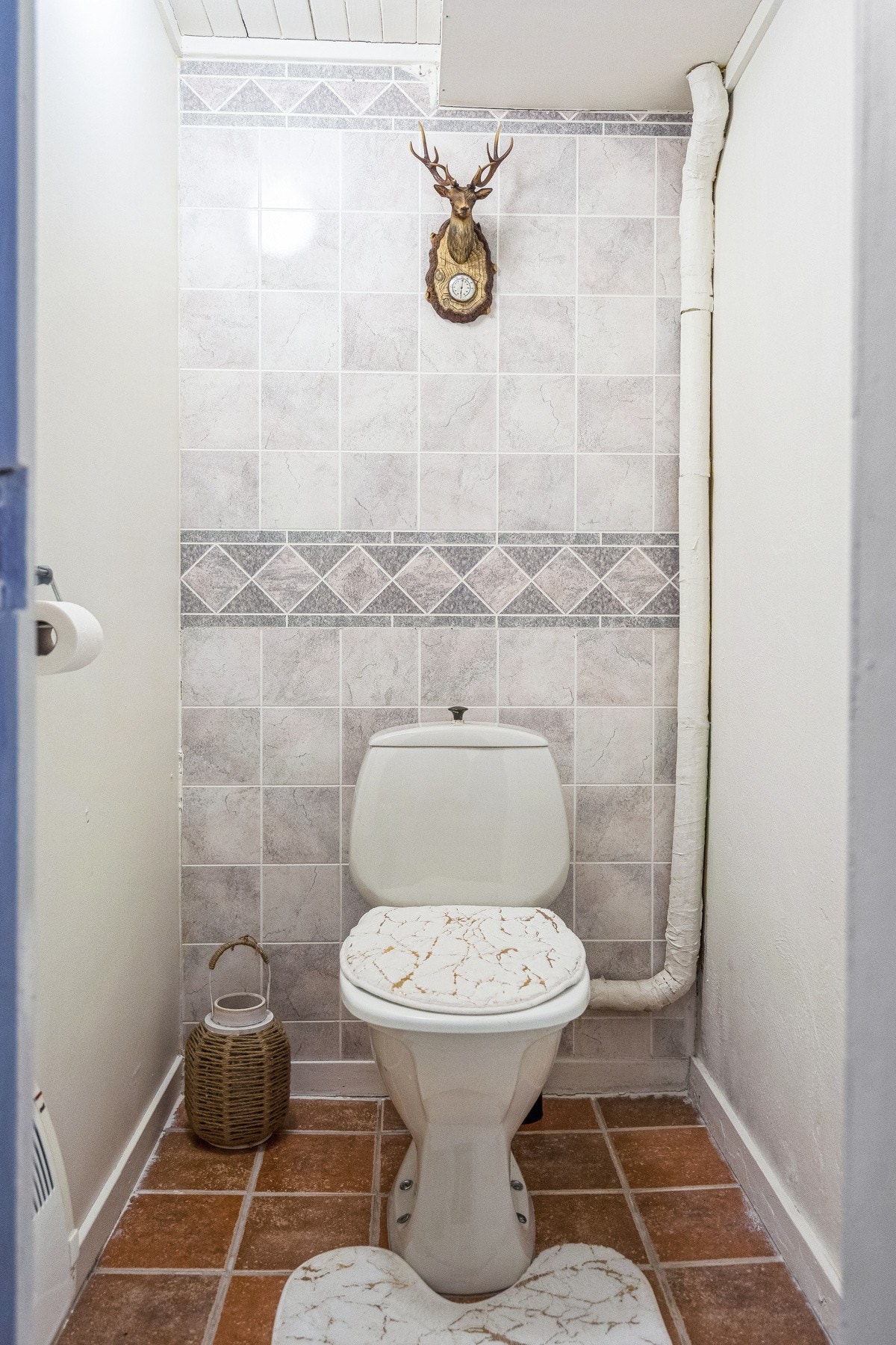 Separat toalettrom i underetasjen. Galleribilde