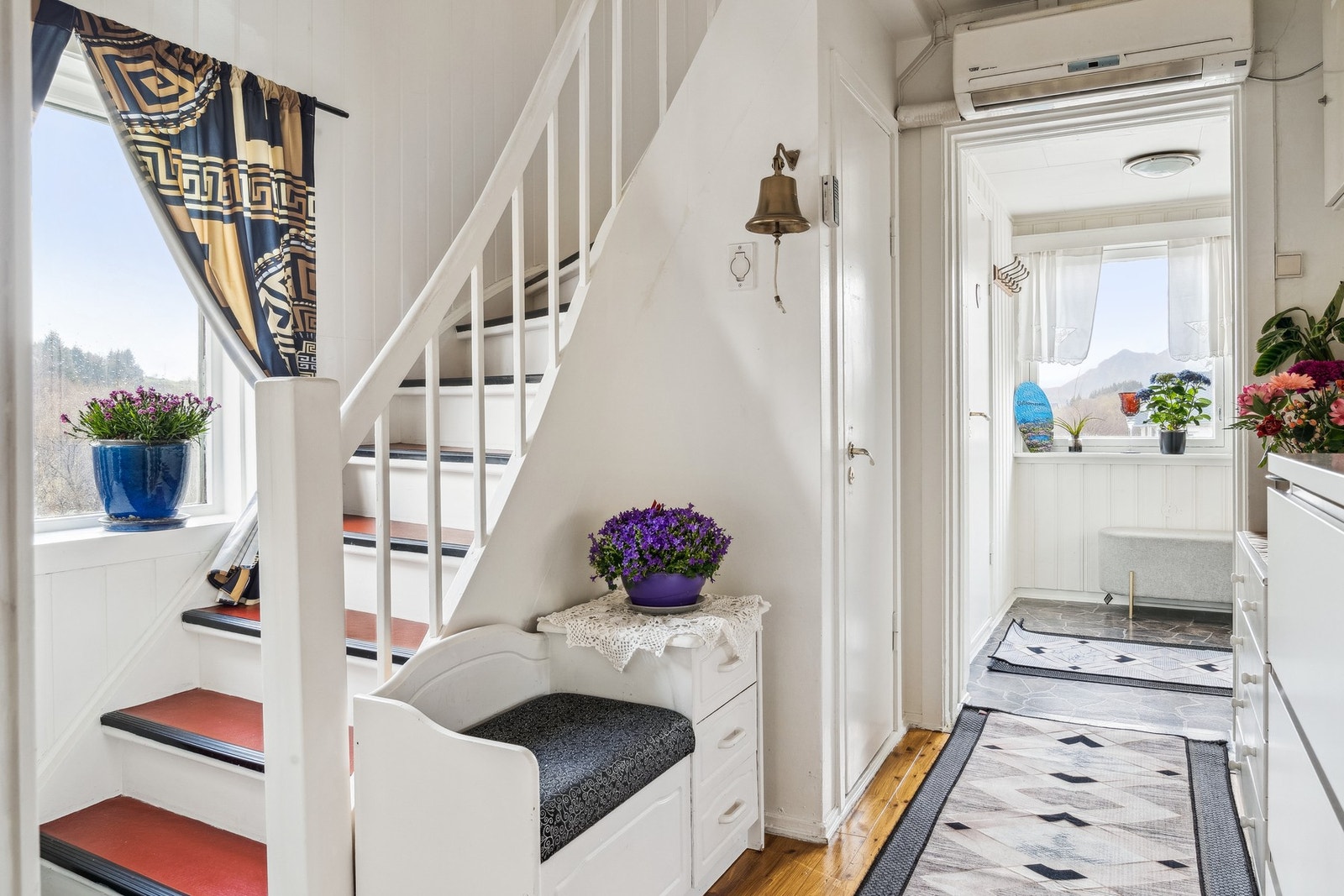 Gangen har godt med lagringsplass. Galleribilde