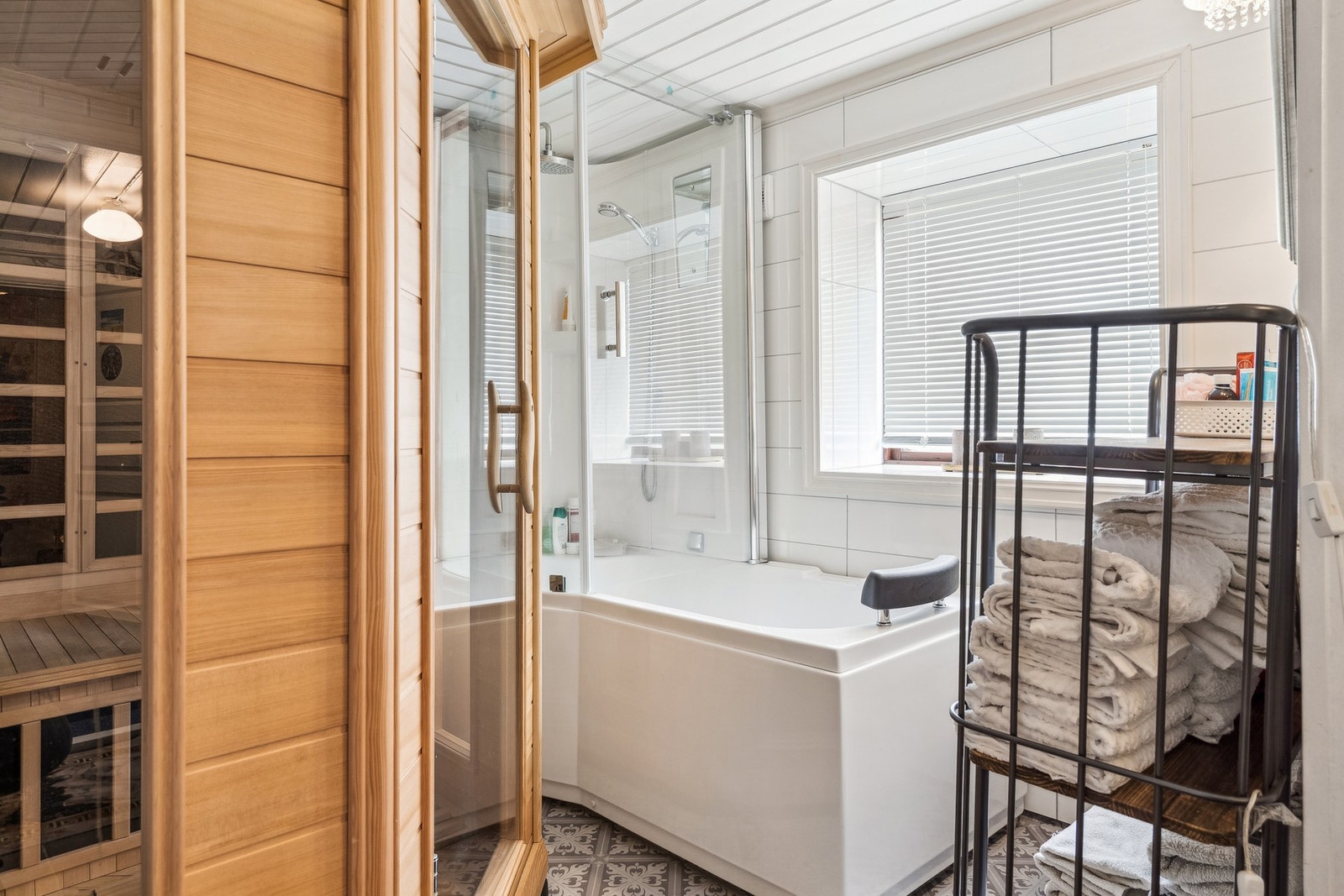 Badet har badekar og er fint innredet med lyse overflatematerialer. Galleribilde