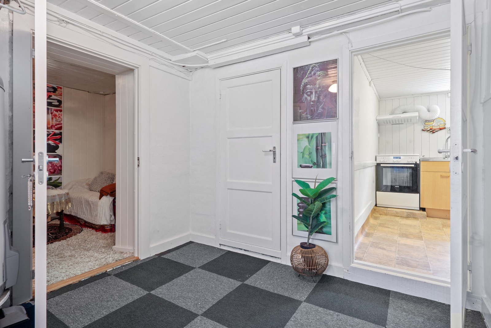 Romslig gang, med adkomst til øvrige rom. Galleribilde