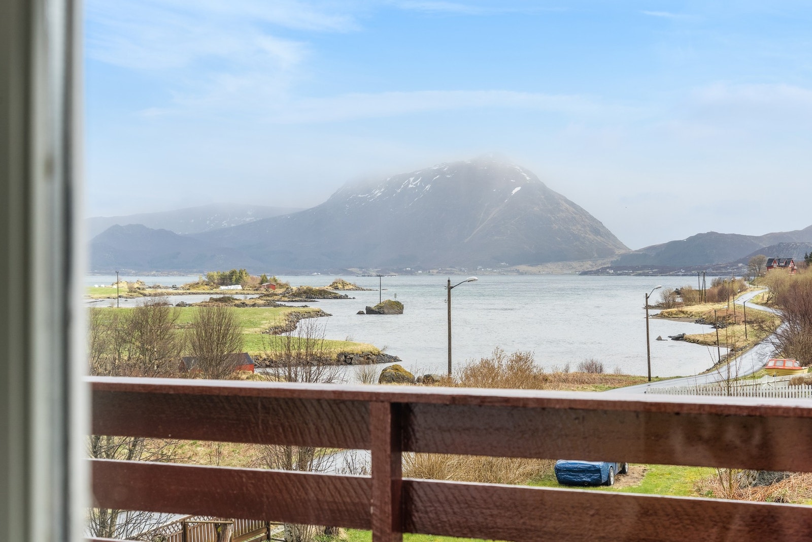 Fra uteplassen har man fantastisk utsikt over Buksnesfjorden. Galleribilde