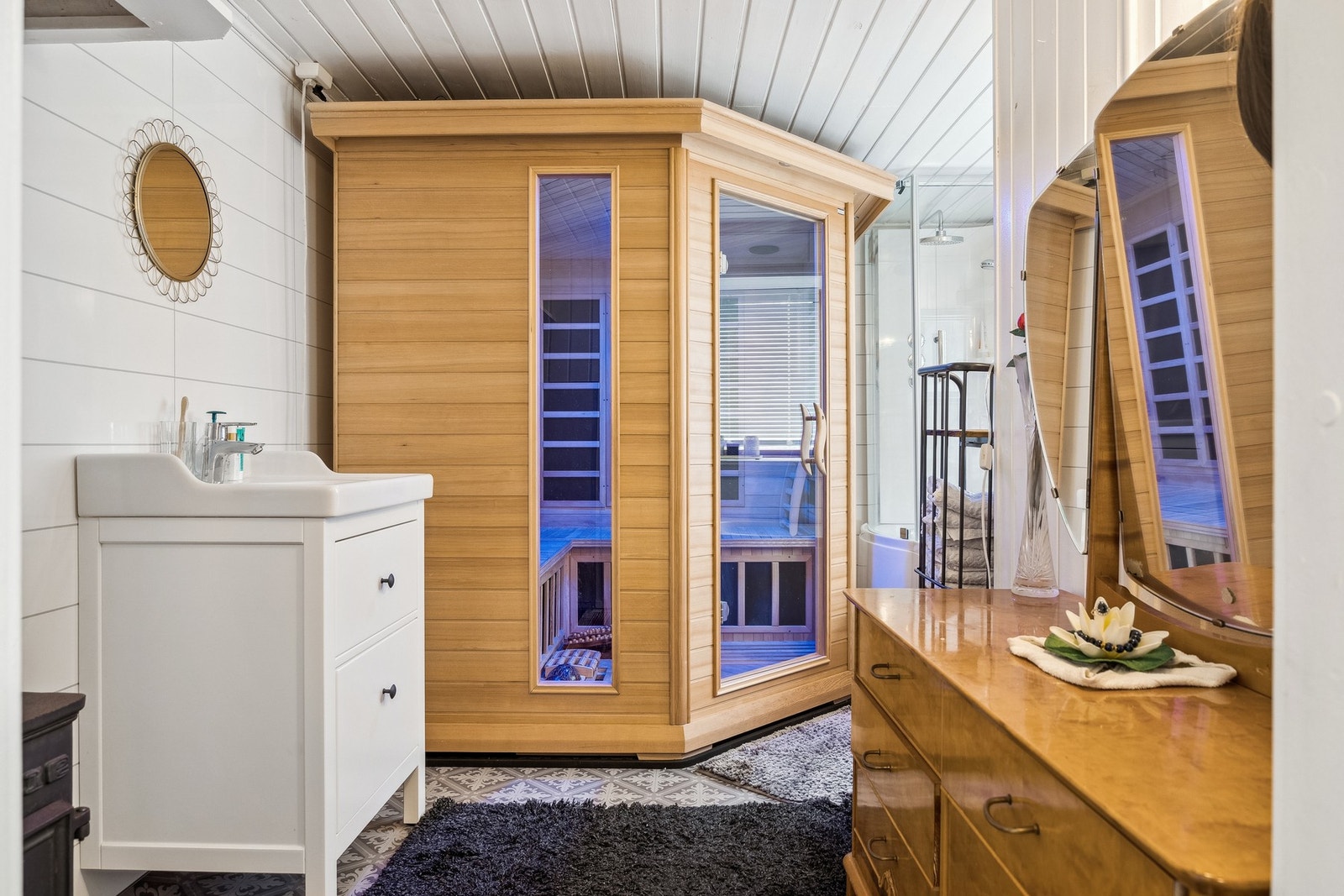 Romslig baderom i underetasjen med stor sauna. Galleribilde