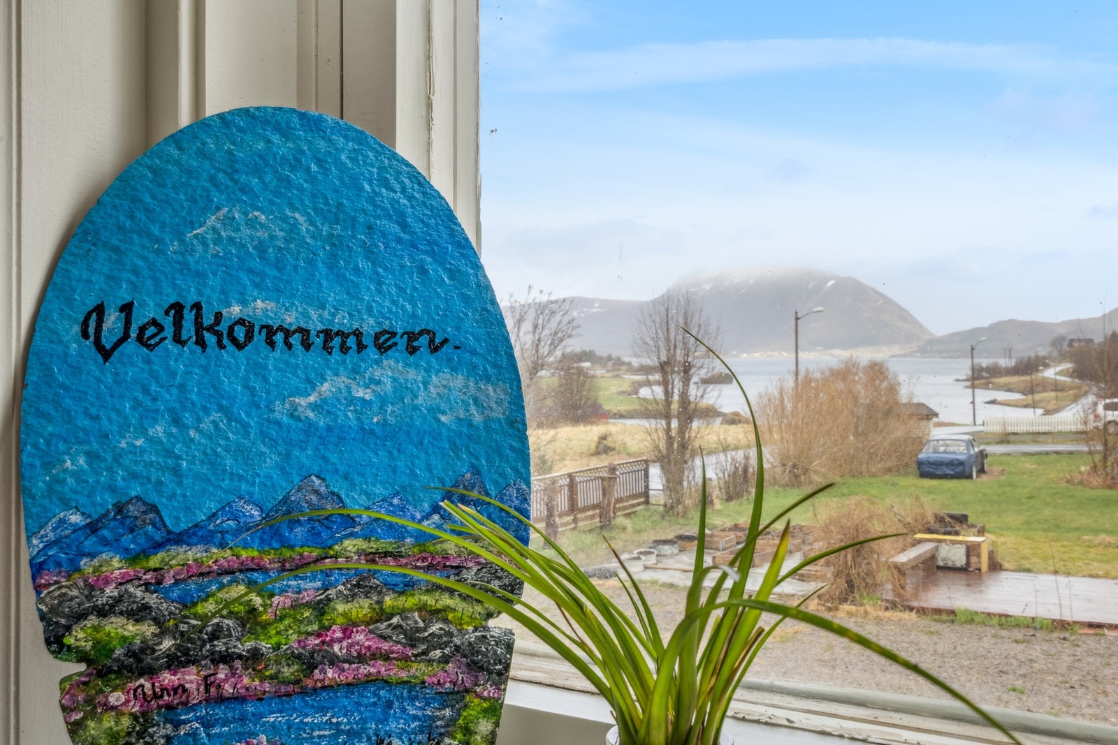 Innholdsrik enebolig med behov for oppgraderinger, over tre plan, med nydelige utsiktsforhold. Galleribilde