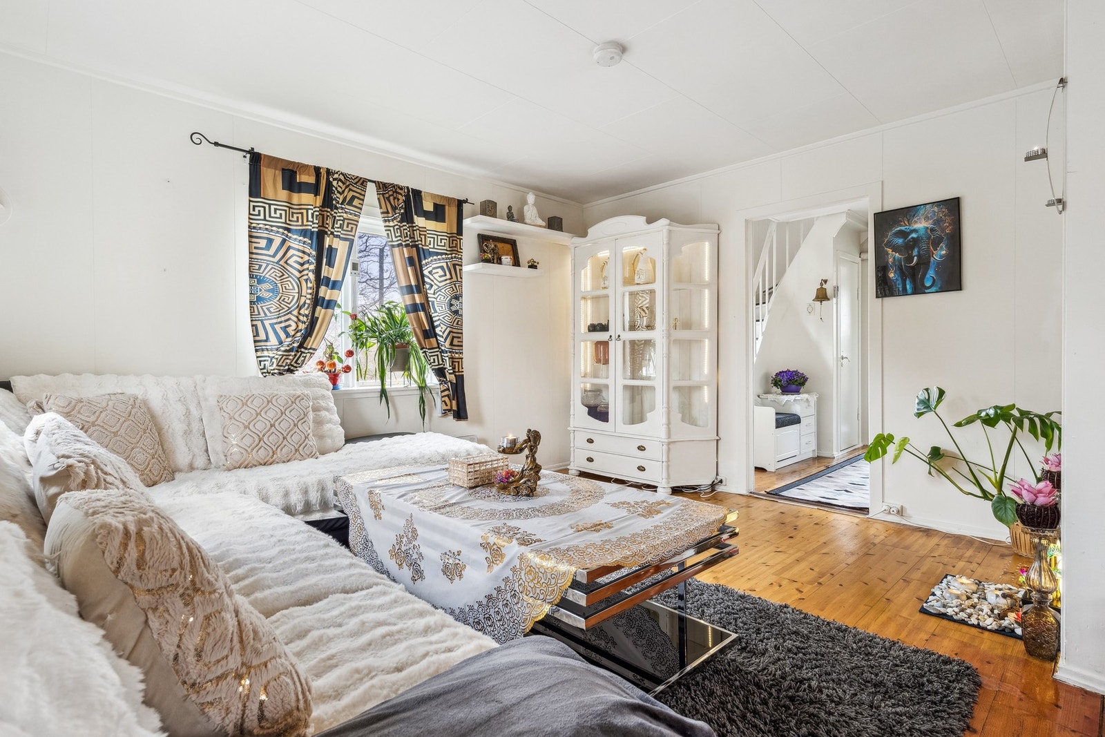 Lyse overflater gjør det enkelt å supplere med ulike tekstiler. Galleribilde