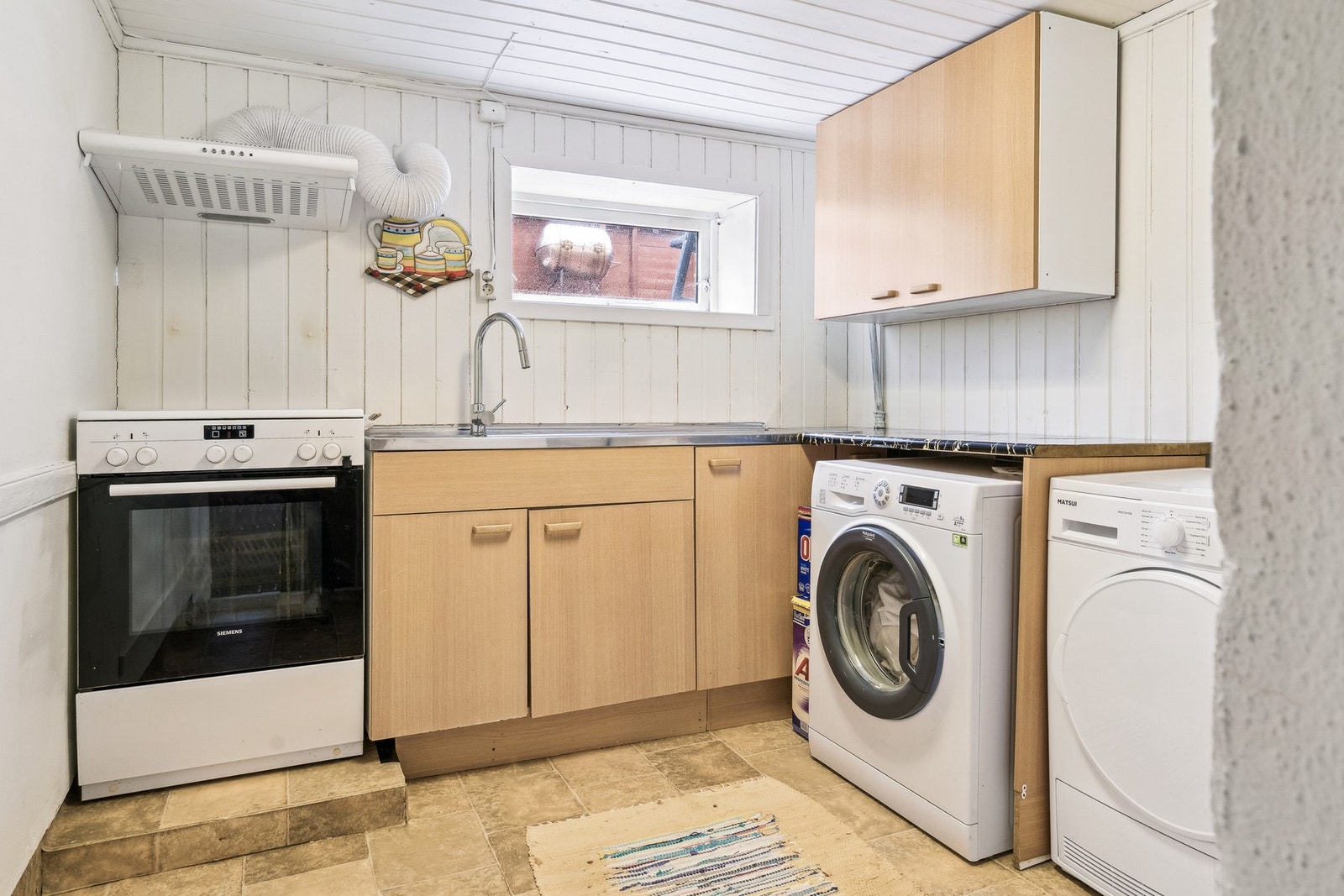 Underetasjen har eget kjøkken med opplegg for vaskemaskin. Galleribilde