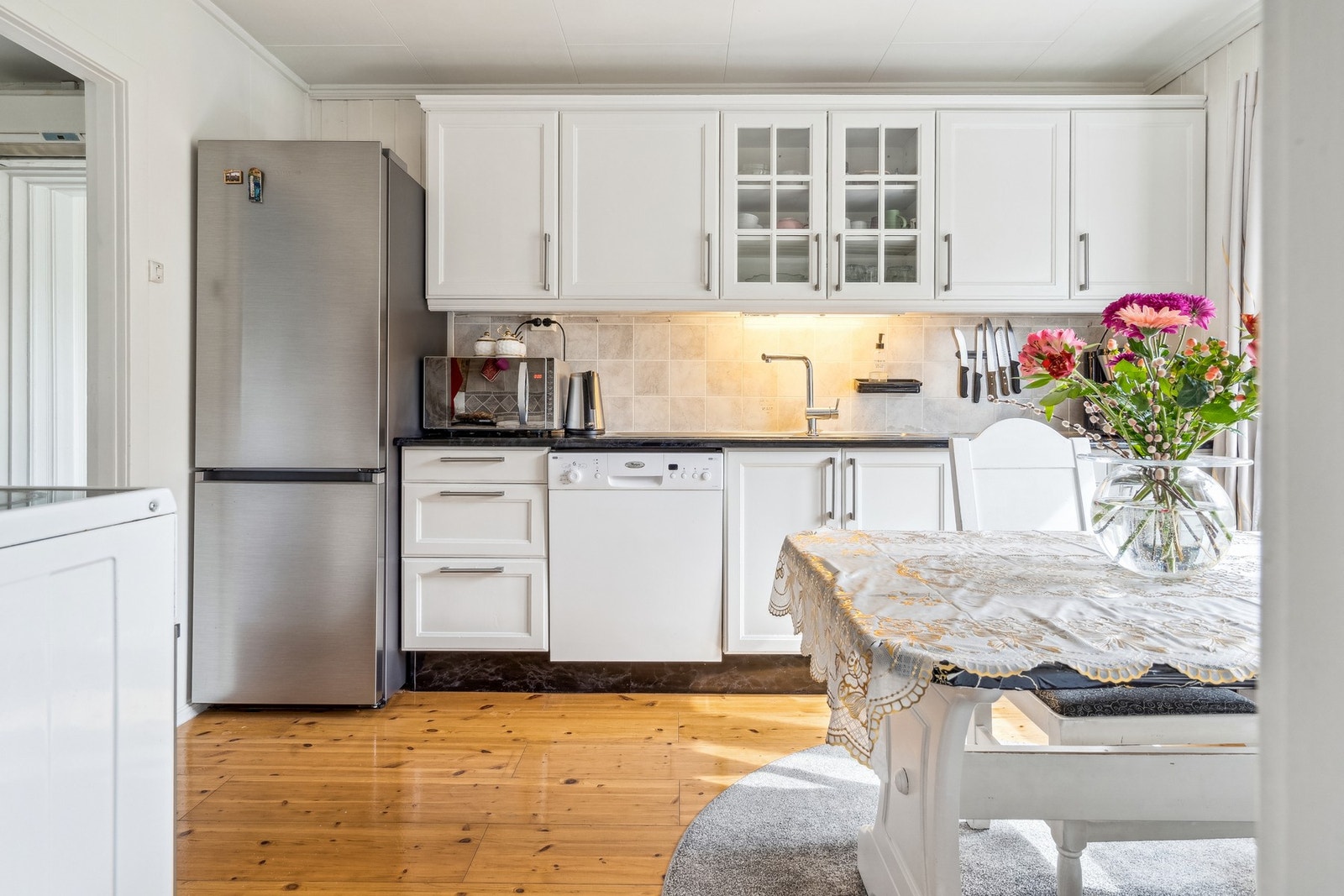 Kjøkkeninnredningen har profilerte fronter, malt i tidløse fargetoner. Galleribilde