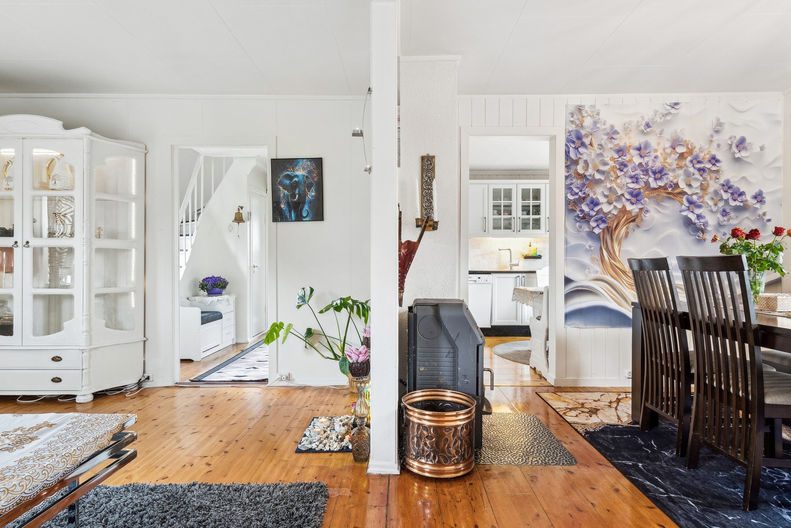 Det er vedovn i rommet, noe som medfører en lun atmosfære på kalde dager. Galleribilde