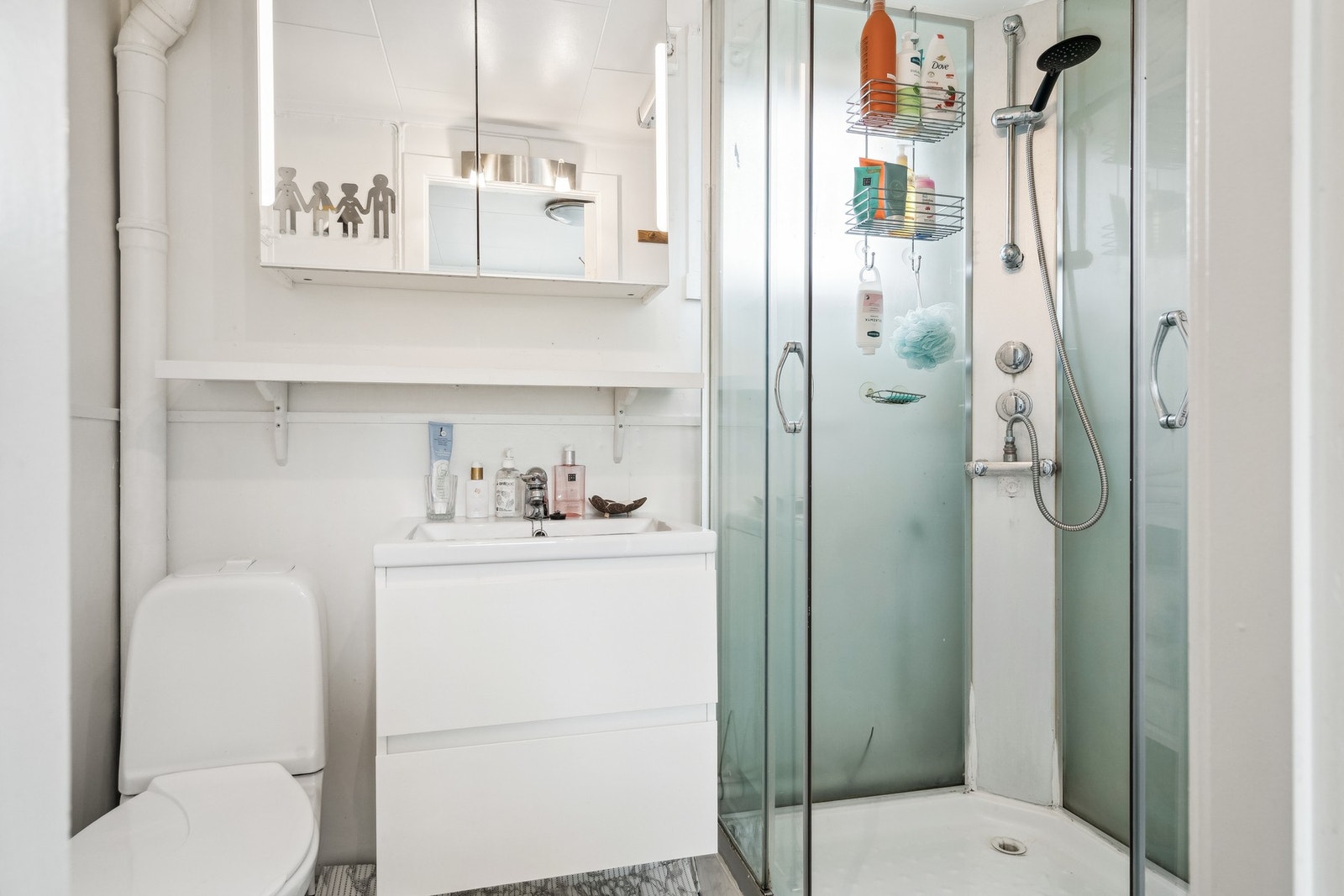 Baderommet i hovedetasjen har dusjkabinett og en moderne innredning. Galleribilde