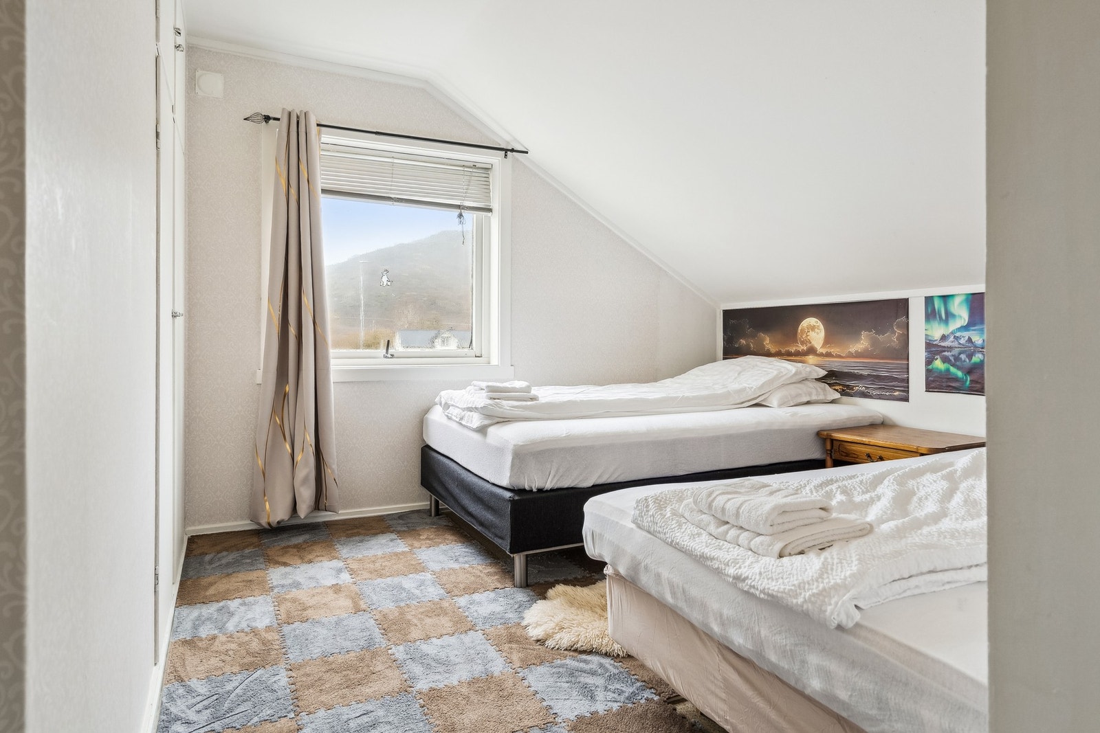 På loftet har man tre gode soverom, alle med god plass for dobbeltseng og nattbord. Galleribilde