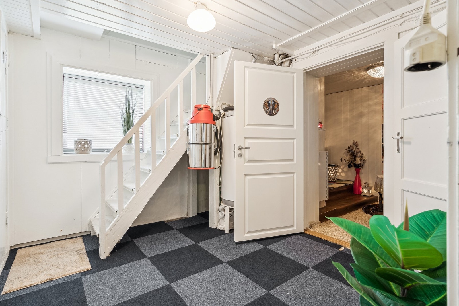 Det er trapp opp til boligens hovedetasje. Galleribilde