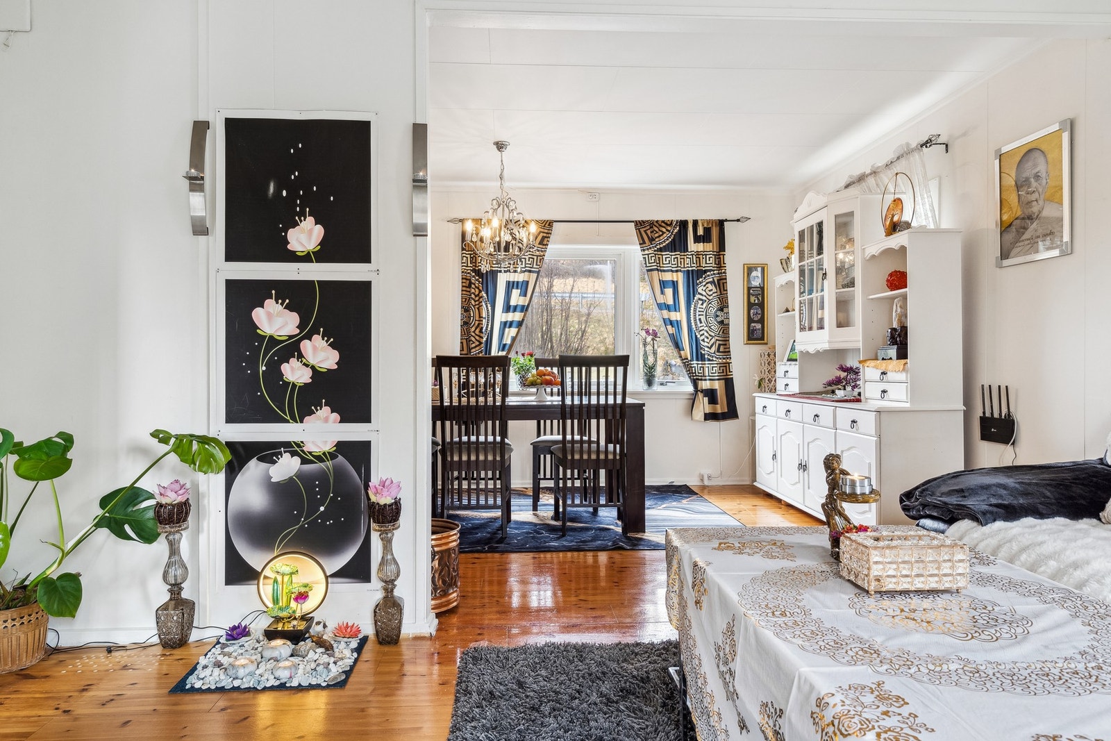 Plass for stor sofagruppe med tilhørende mediemøblement, i en del av rommet. Galleribilde