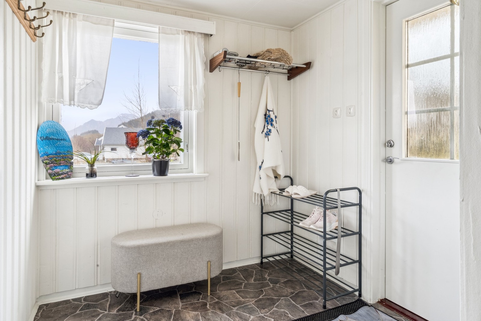 Velkommen inn! Boligen entres i en romslig entré, med god plass for ulike oppbevaringsløsninger. Galleribilde