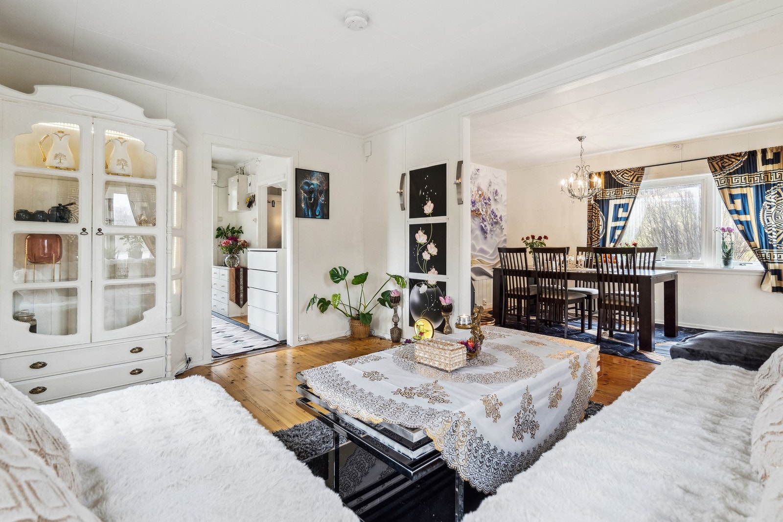 Store vindusflater gir godt med naturlig lysinnslipp. Galleribilde