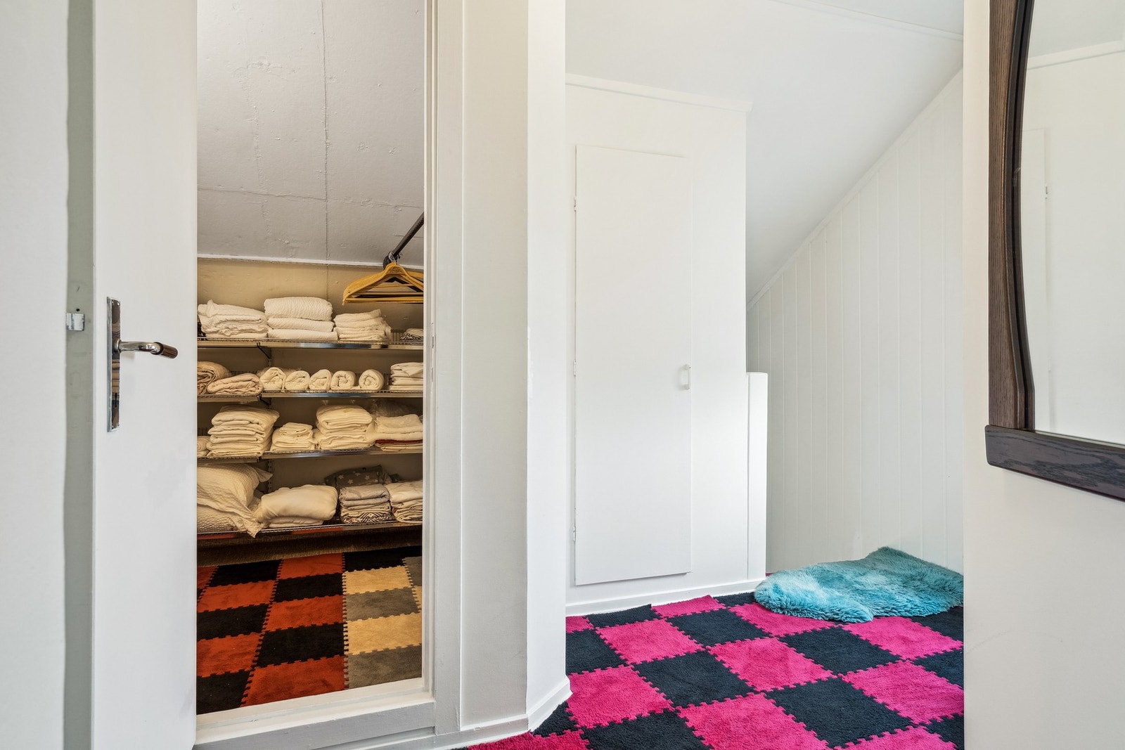 I andre etasje har man gang, tre soverom, bod og en flott balkong. Galleribilde