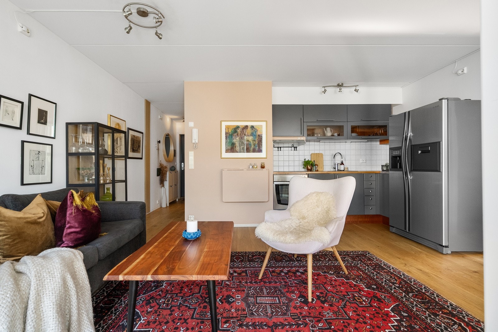 Kjøkkeninnredningen har glatte fronter med heltre benkeplate. Galleribilde