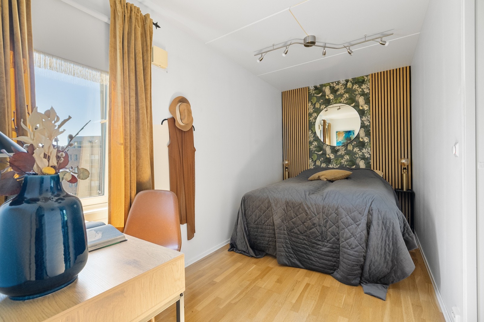 Hovedsoverom med plass til dobbeltseng, nattbord, skrivebord mm.. Galleribilde