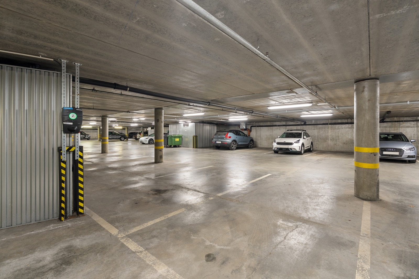 Parkering i eget lukket parkeringsanlegg. Leiligheten inngår i parkeringspool hvor det er 80% dekning. Galleribilde