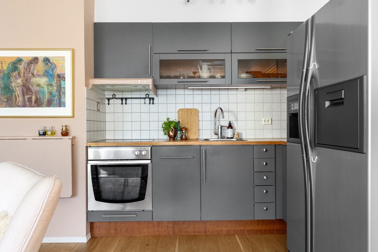 Det er integrert stekeovn og oppvaskmaskin med frittstående kjøleskap med frysedel. Galleribilde