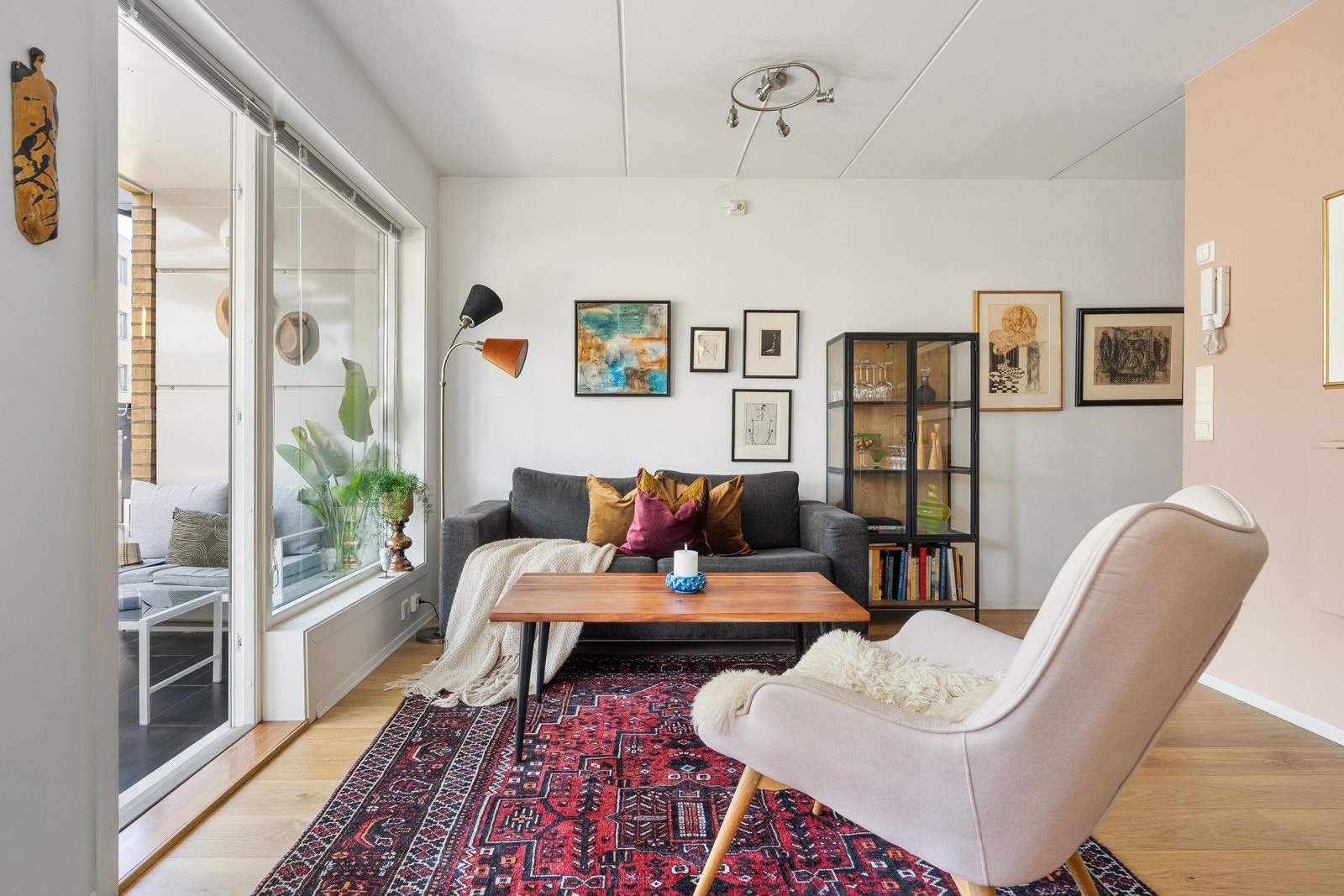 Stuen er lys, åpen og moderne med flere innredningsmuligheter. Galleribilde