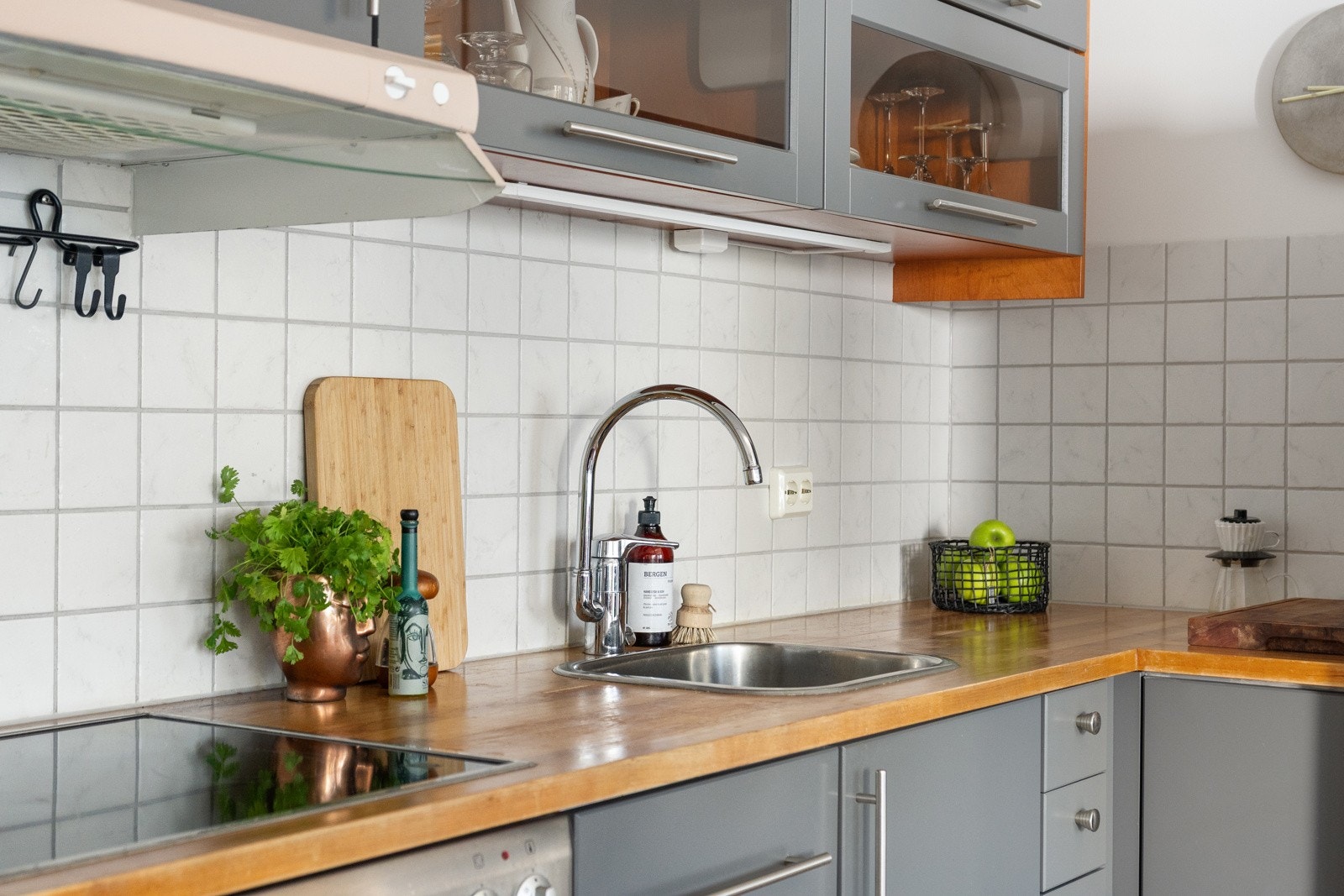 Det er godt med skapplass til det du måtte ha av kjøkkenutstyr og redskaper. Galleribilde