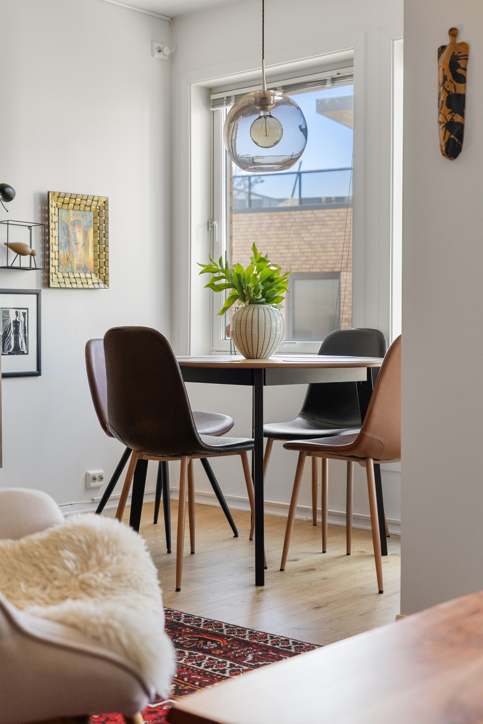 Det er kjekt å vite at du får plass til et spisebord av riktig fasong og størrelse. Galleribilde