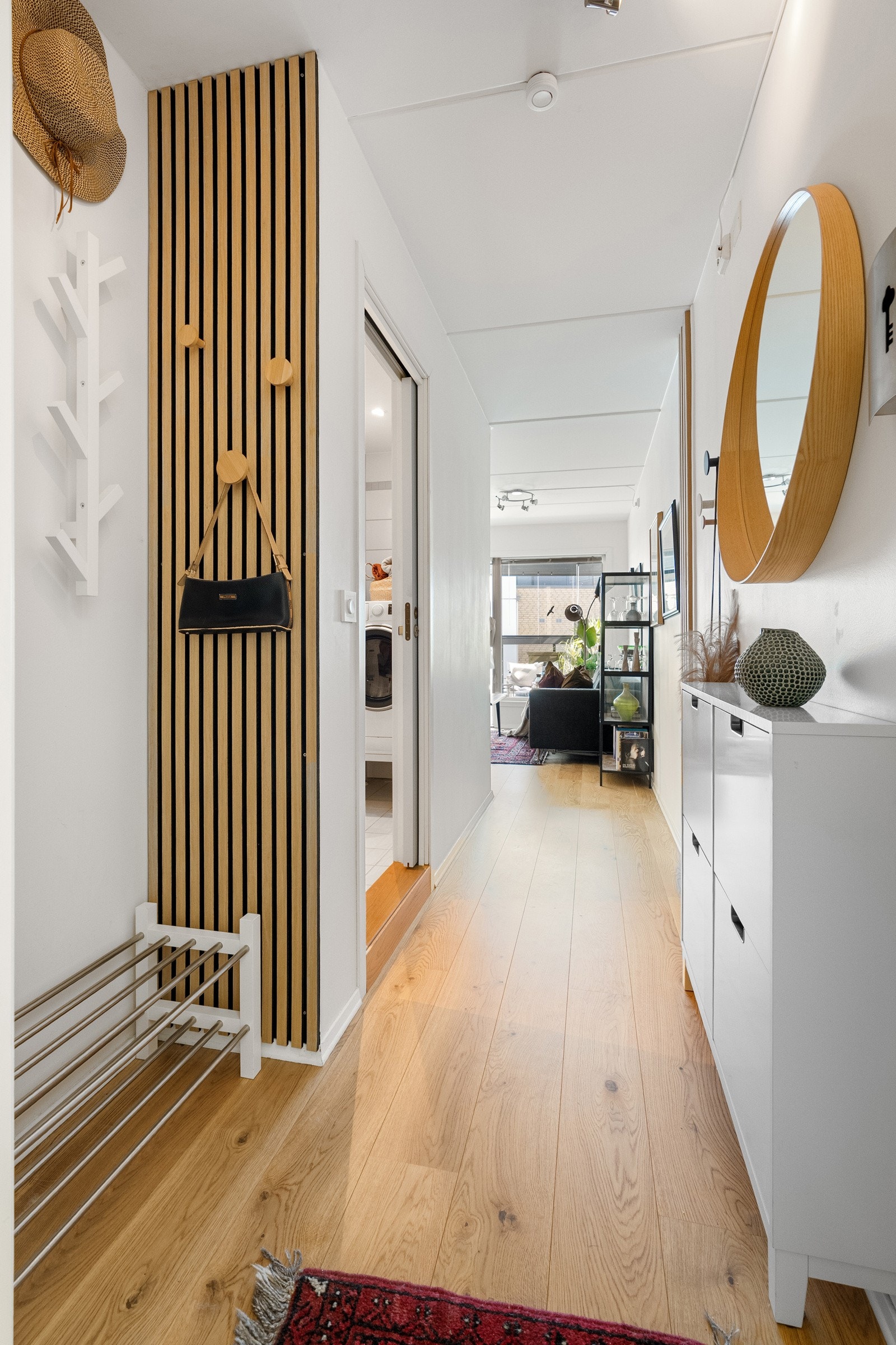 Gangen er lys og luftig med god plass til oppheng av yttertøy og sko. Galleribilde