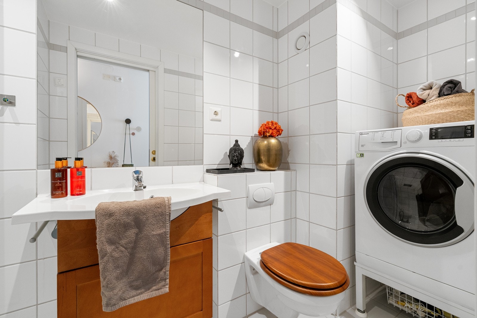 Det er innredet med baderomsmøbel med servant, speil, dusjhjørne, vegghengt toalett med skjult sisterne og opplegg for vaskemaskin. Galleribilde