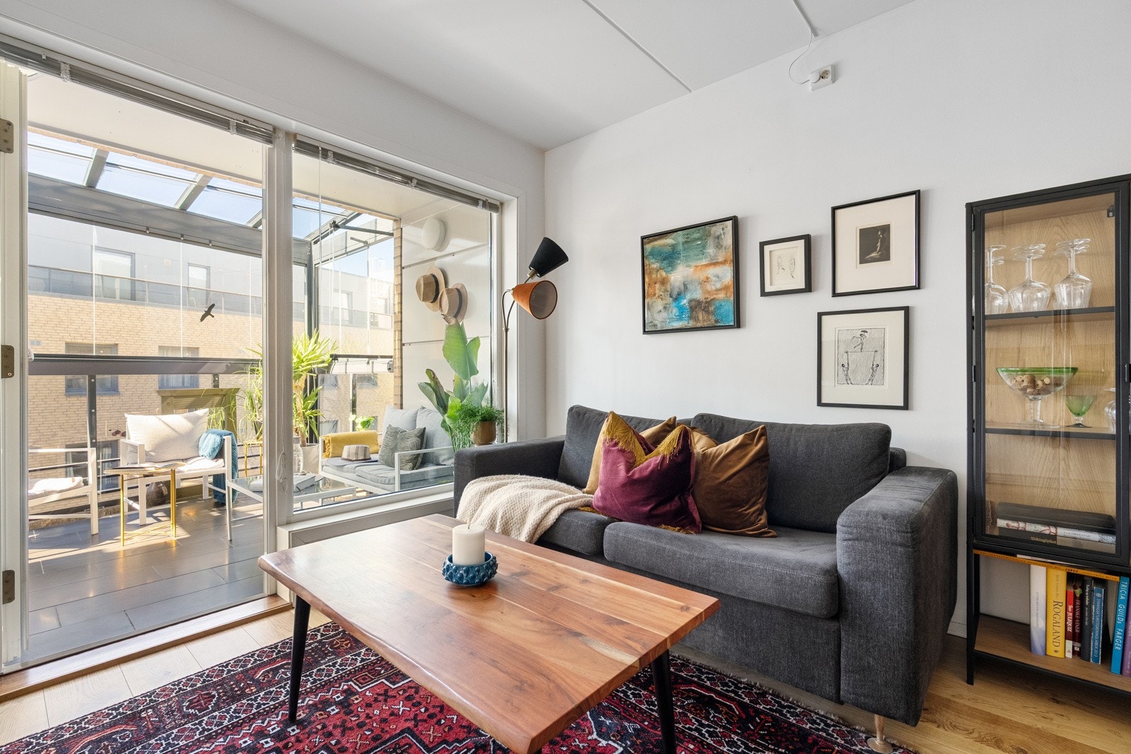 Det er store vindusflater som slipper inn masse herlig lys, og som rammer inn den herlige utsikten til sjøen. Galleribilde