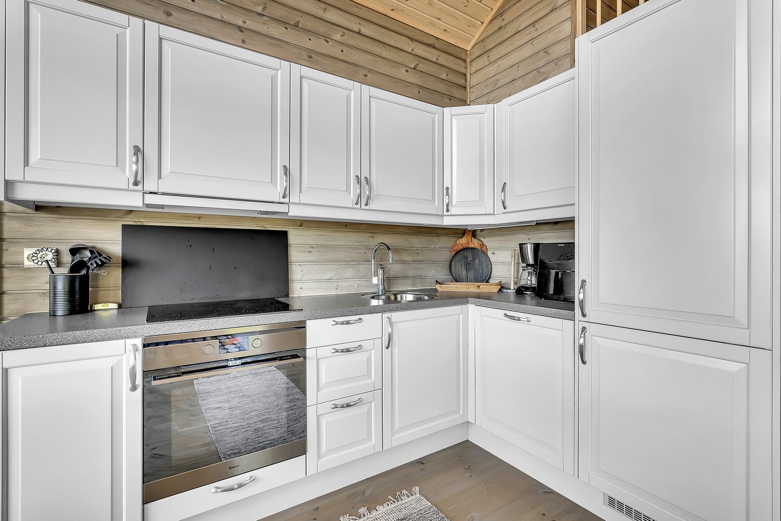 Kjøkkenet har integrerte hvitevarer. Galleribilde