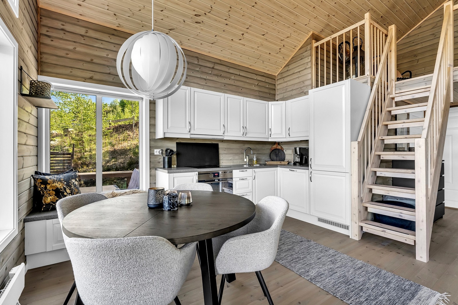 Stue/Kjøkken i åpen løsning. Galleribilde