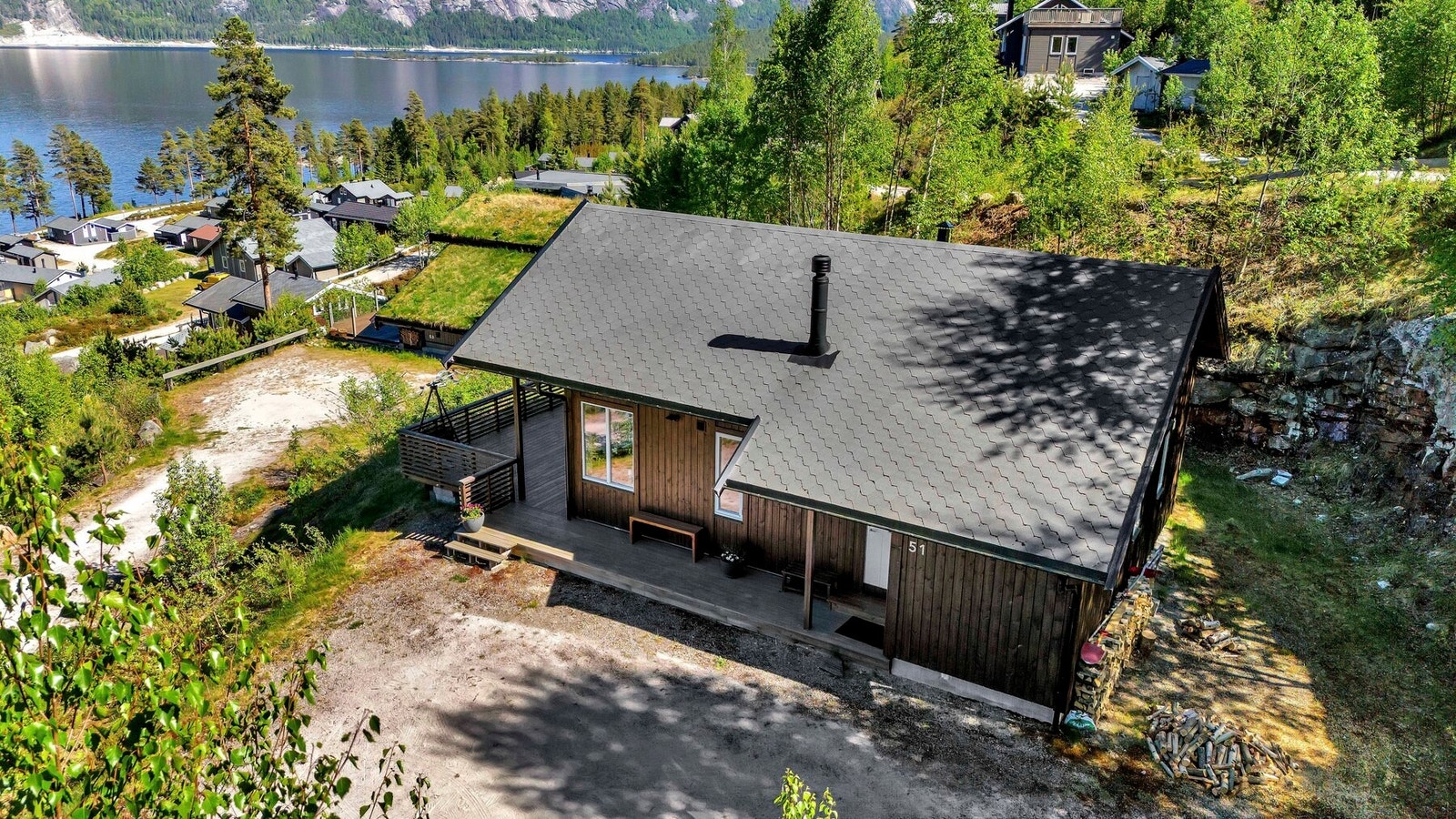 Biloppstillingsplass til mange bilder utenfor hytta. Galleribilde