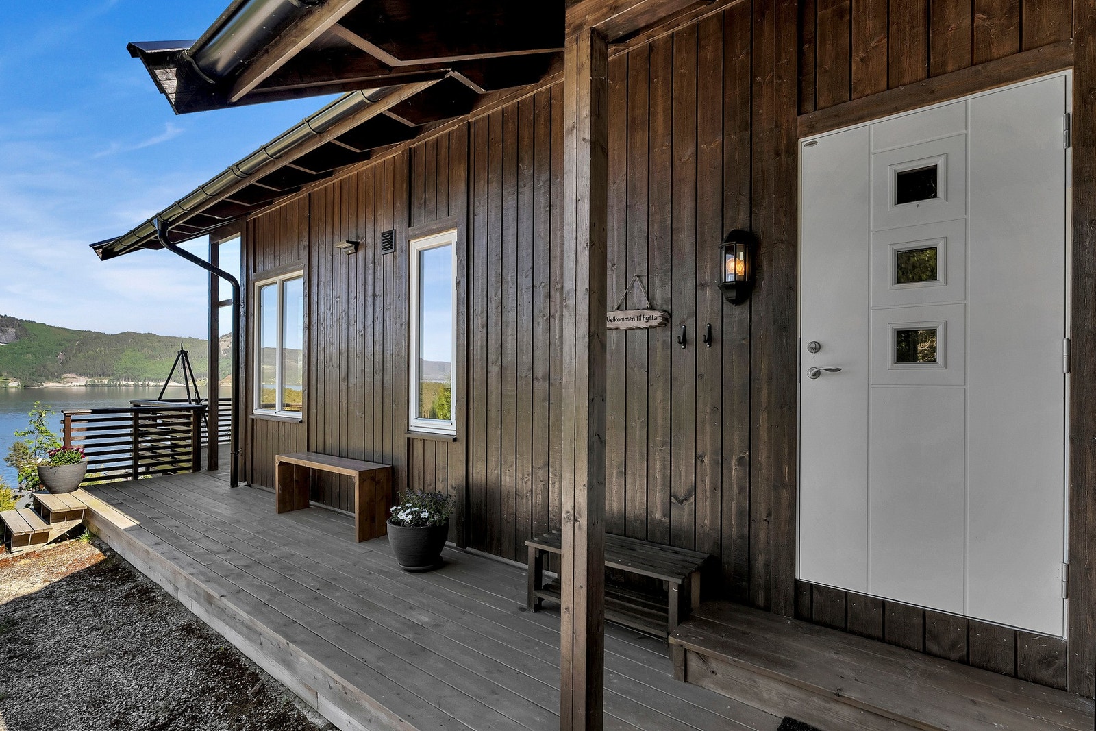 Takoverbygg over inngangspartiet. Galleribilde