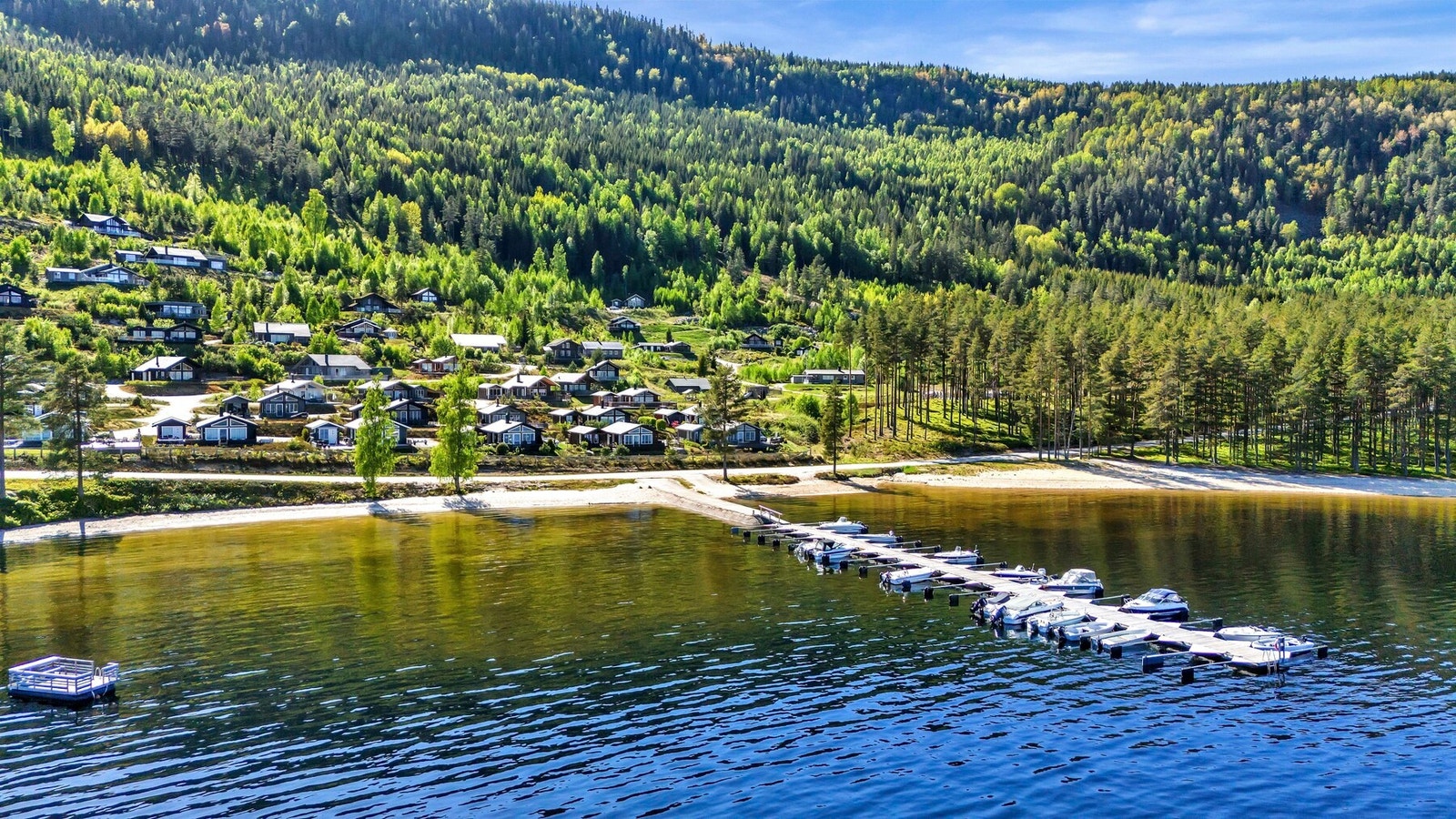 Det er båtanlegg nedenfor feltet. Galleribilde