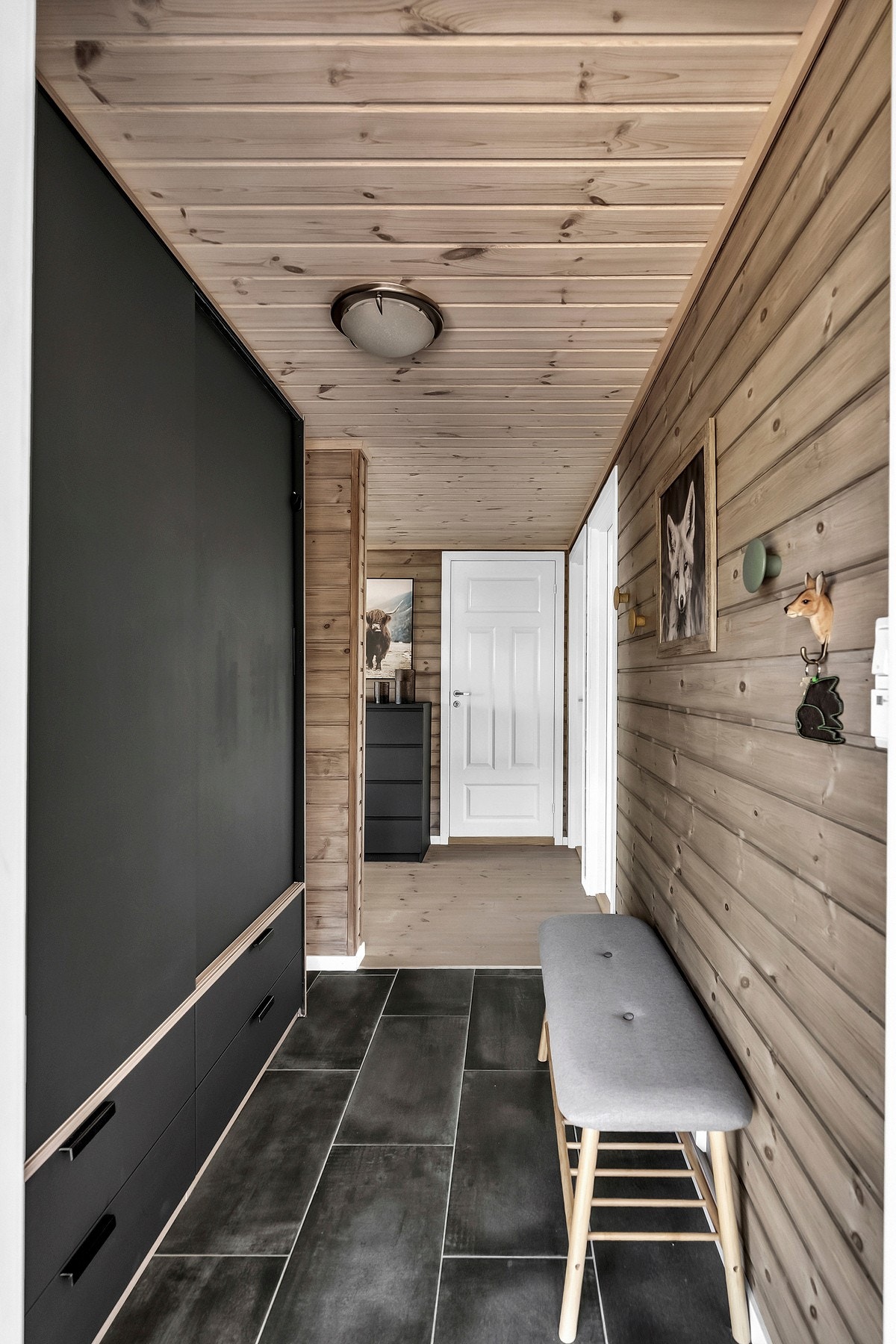 Flisalgt gulv med elektrisk gulvvarme og garderobe for god oppbevaring. Galleribilde