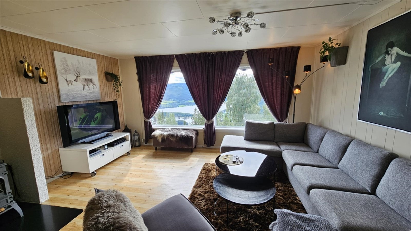 Store vindusflater som slipper inn mye lys Galleribilde