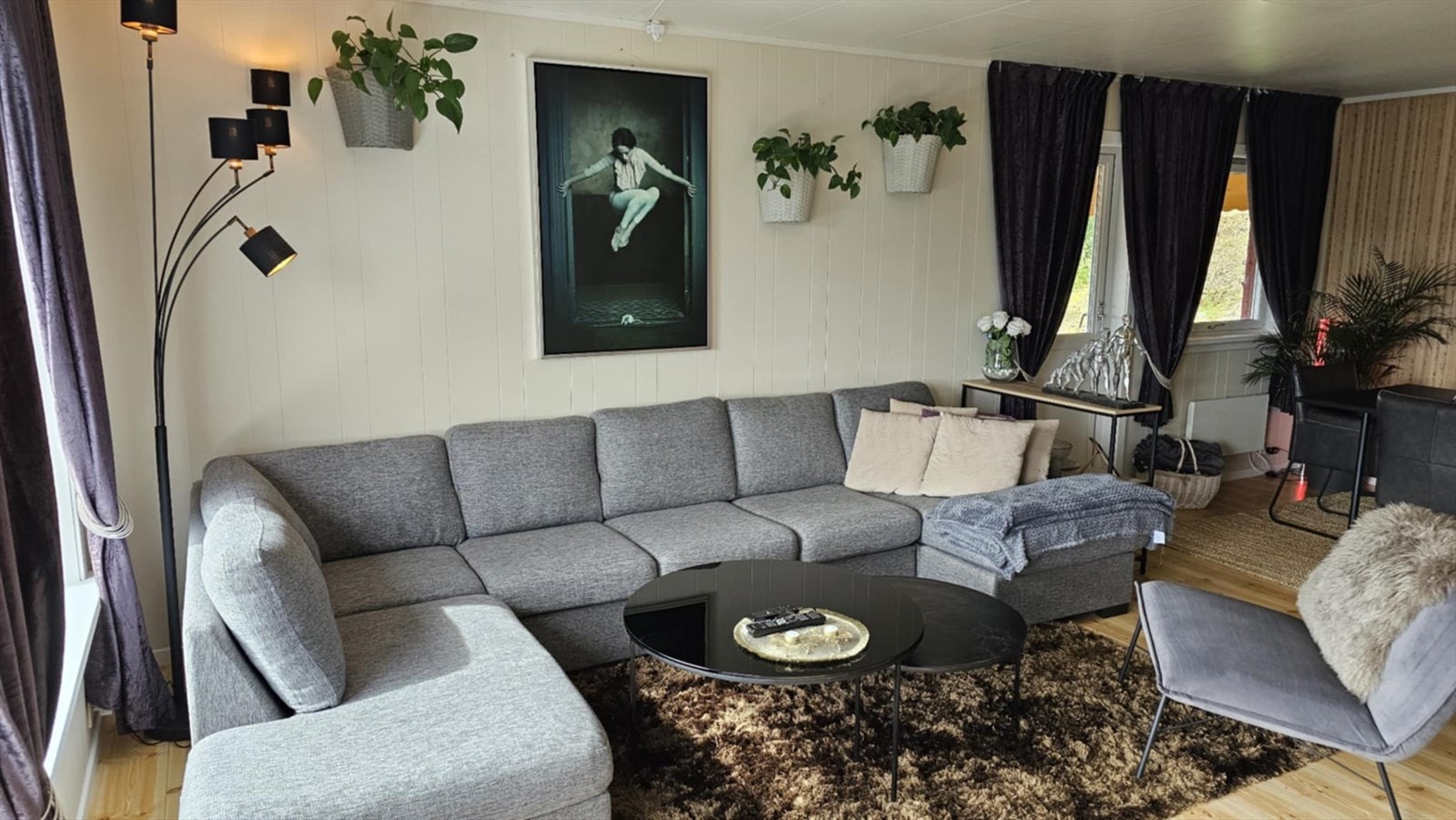 Stue med god plass til møblering med sofagruppe. Galleribilde