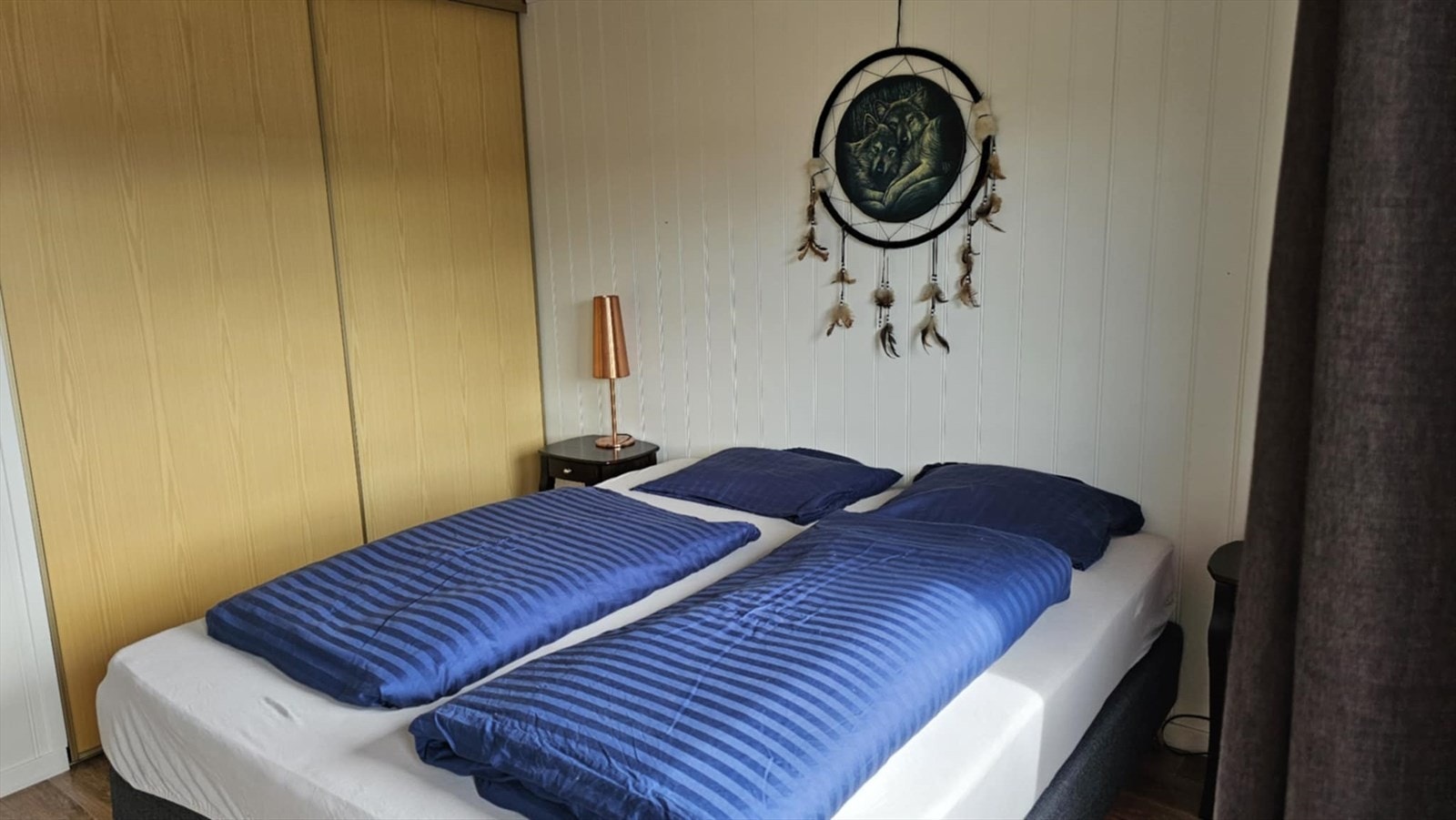 Soverom innredet med garderobeskap Galleribilde