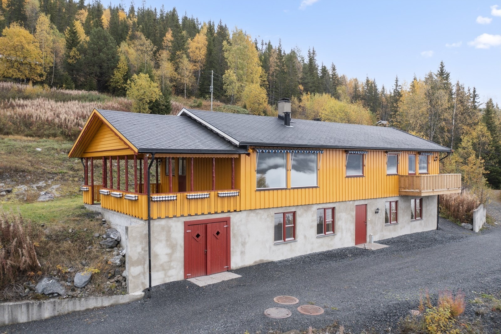 Innholdsrik enebolig over to etasjer. Galleribilde